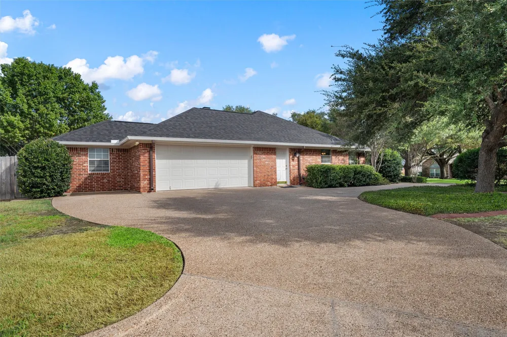 1223 Oakmanor Circle Hewitt, TX 76643