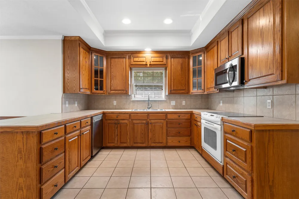 1223 Oakmanor Circle Hewitt, TX 76643