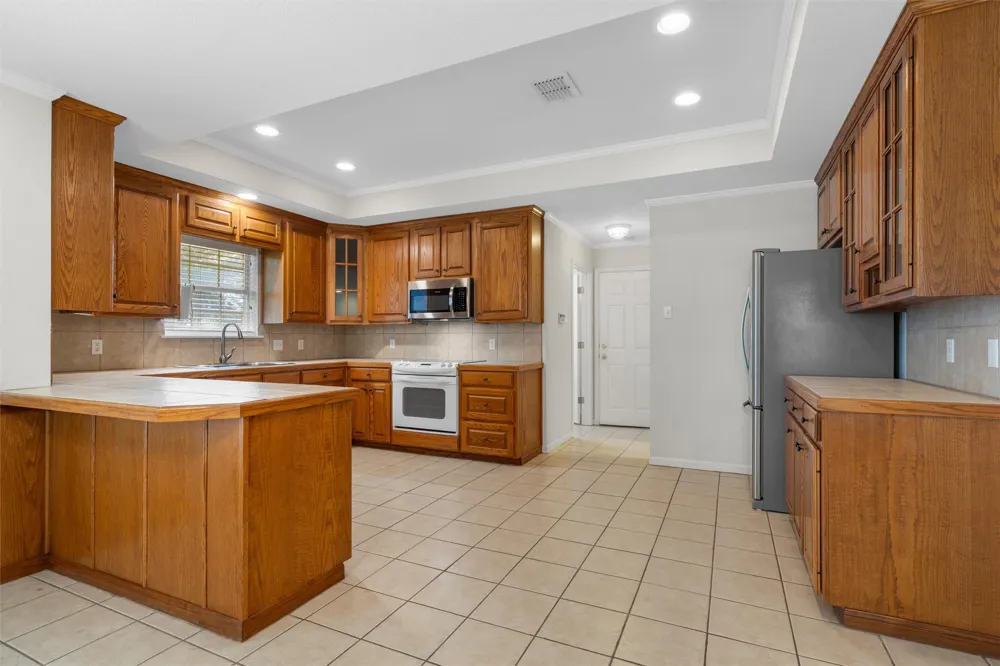 1223 Oakmanor Circle Hewitt, TX 76643