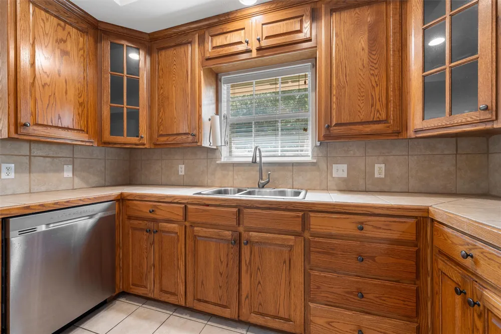 1223 Oakmanor Circle Hewitt, TX 76643