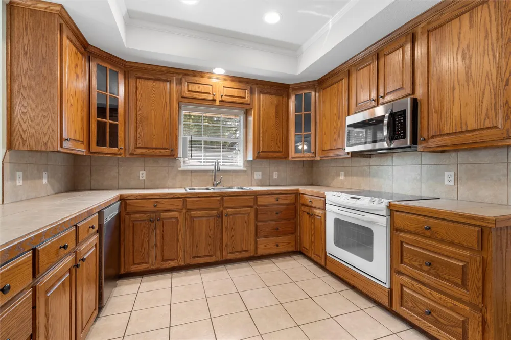 1223 Oakmanor Circle Hewitt, TX 76643