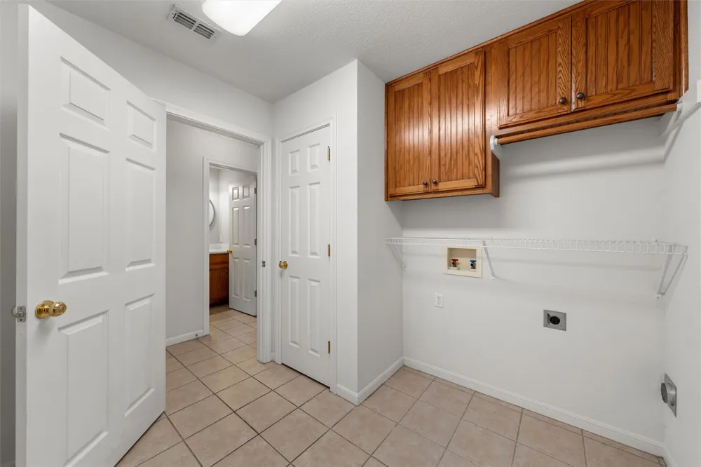 1223 Oakmanor Circle Hewitt, TX 76643