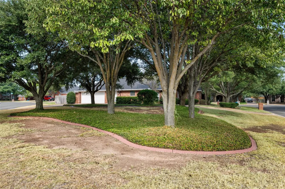 1223 Oakmanor Circle Hewitt, TX 76643