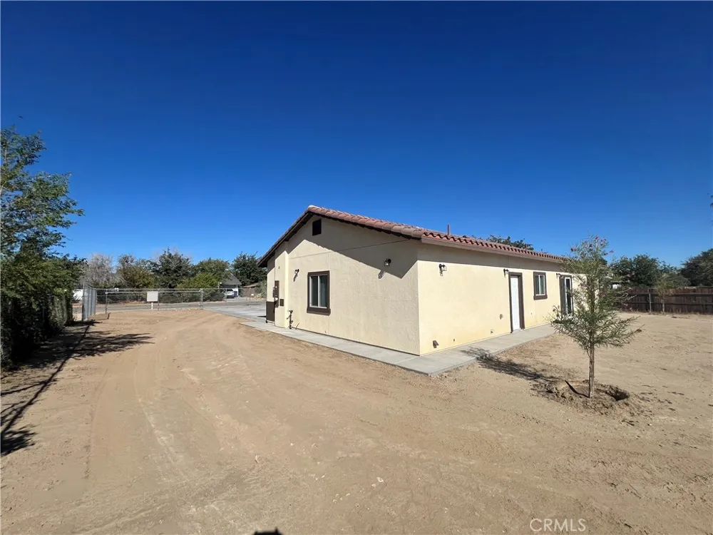 40546 172nd Street East Lake Los Angeles, CA 93525