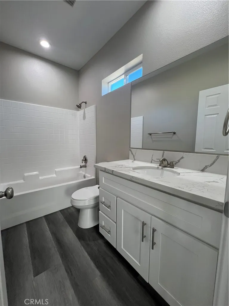 40546 172nd Street East Lake Los Angeles, CA 93525