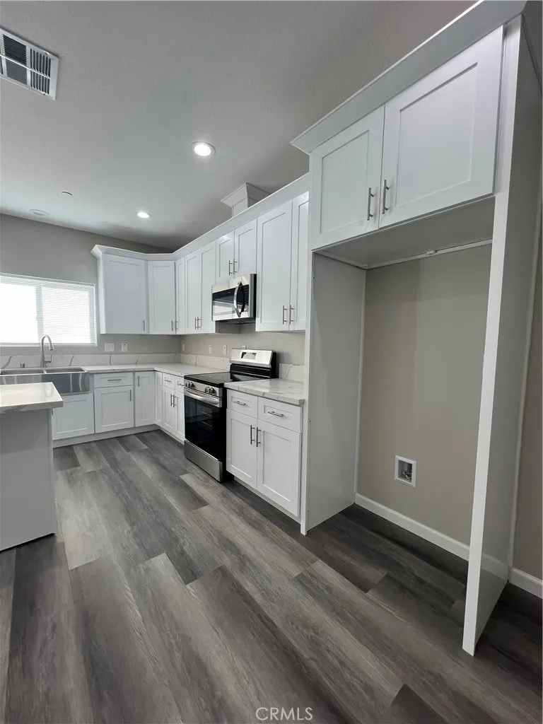 40546 172nd Street East Lake Los Angeles, CA 93525