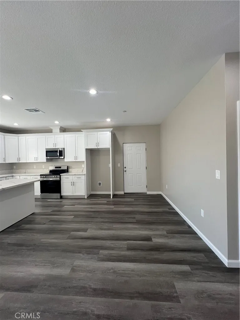40546 172nd Street East Lake Los Angeles, CA 93525