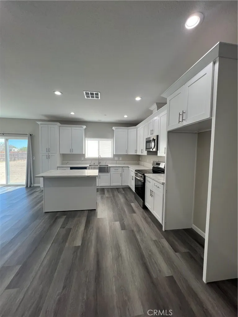 40546 172nd Street East Lake Los Angeles, CA 93525
