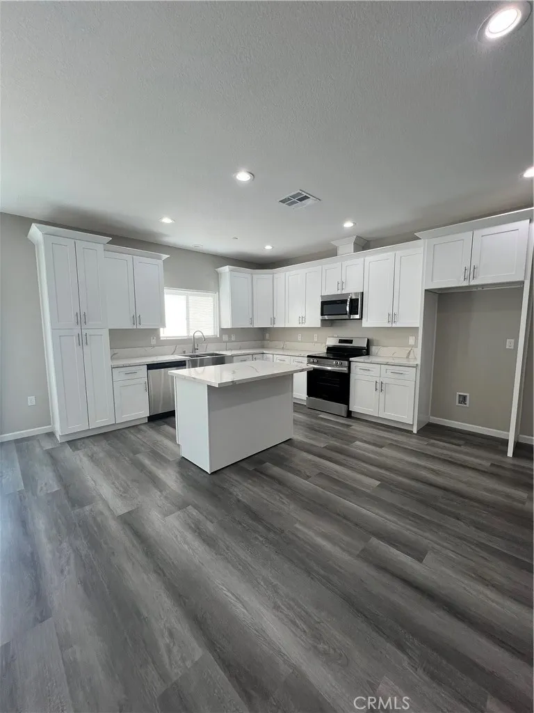 40546 172nd Street East Lake Los Angeles, CA 93525