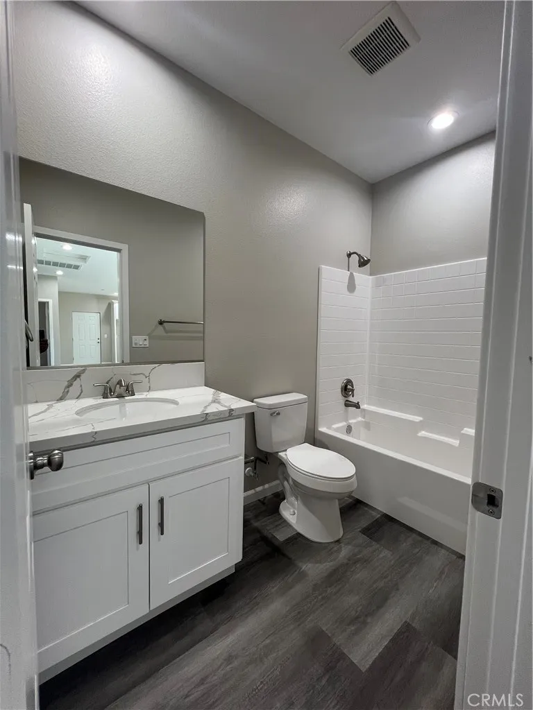 40546 172nd Street East Lake Los Angeles, CA 93525