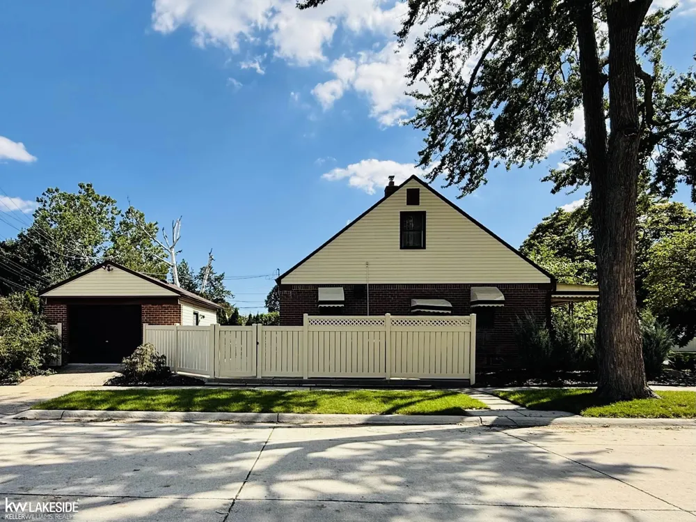 18674 Carlysle Street Dearborn City, MI 48124