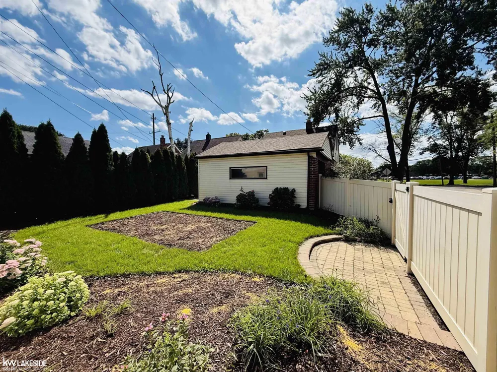 18674 Carlysle Street Dearborn City, MI 48124