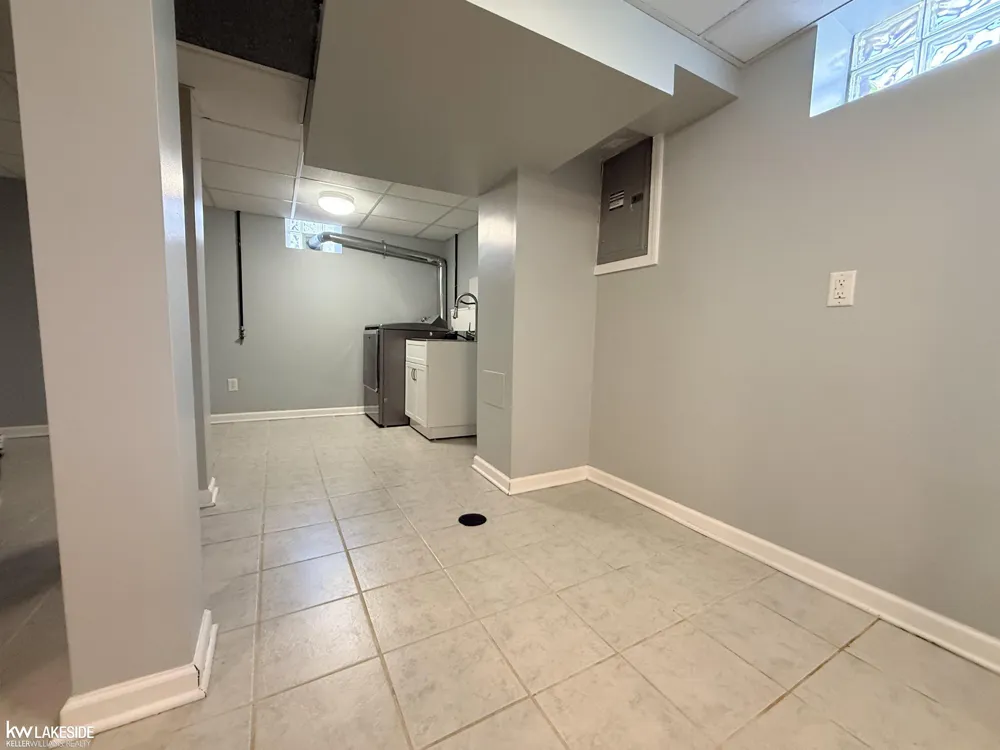 18674 Carlysle Street Dearborn City, MI 48124
