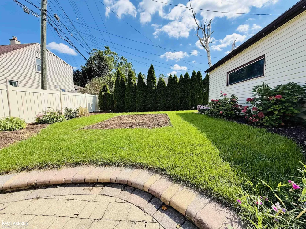 18674 Carlysle Street Dearborn City, MI 48124