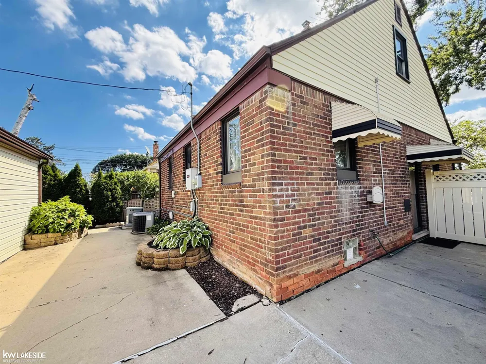 18674 Carlysle Street Dearborn City, MI 48124
