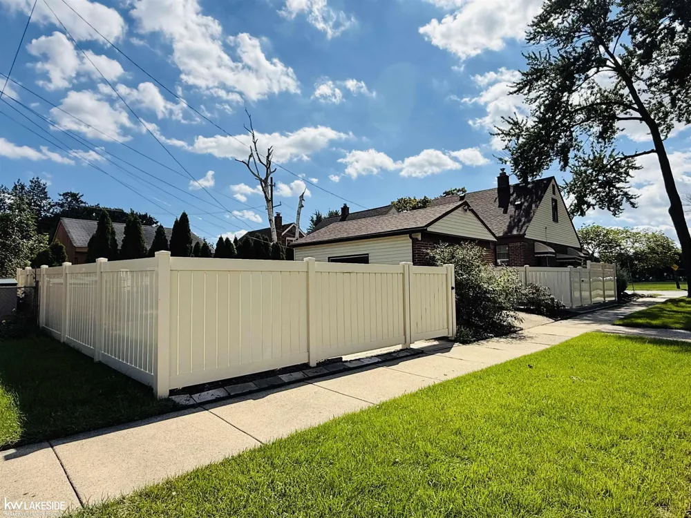 18674 Carlysle Street Dearborn City, MI 48124