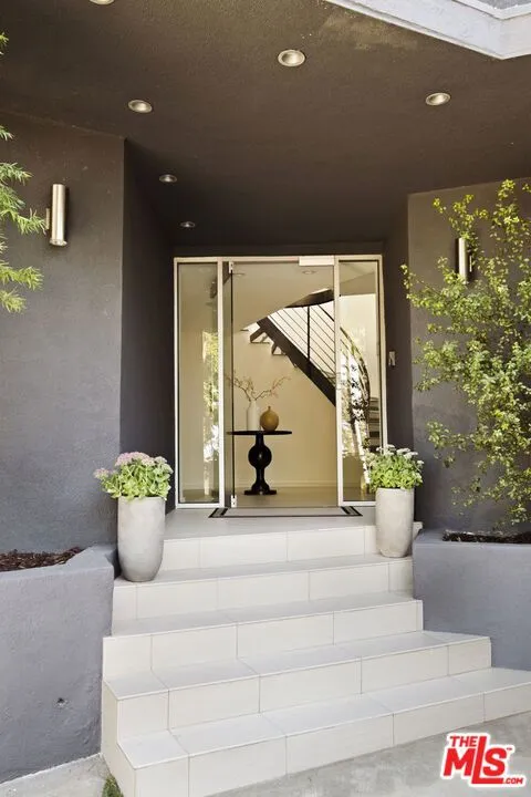 3396 Tareco Drive Los Angeles, CA 90068
