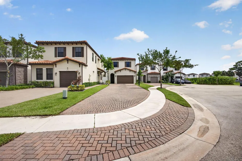 4004 SCREW PINE Cove Riviera Beach, FL 33410