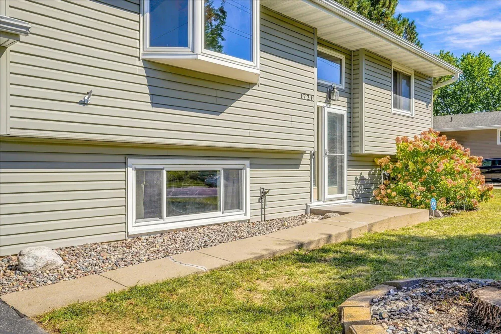 1721 Deerwood Drive Eagan, MN 55122