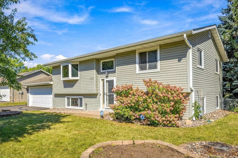 1721 Deerwood Drive Eagan, MN 55122