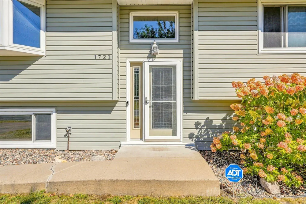 1721 Deerwood Drive Eagan, MN 55122