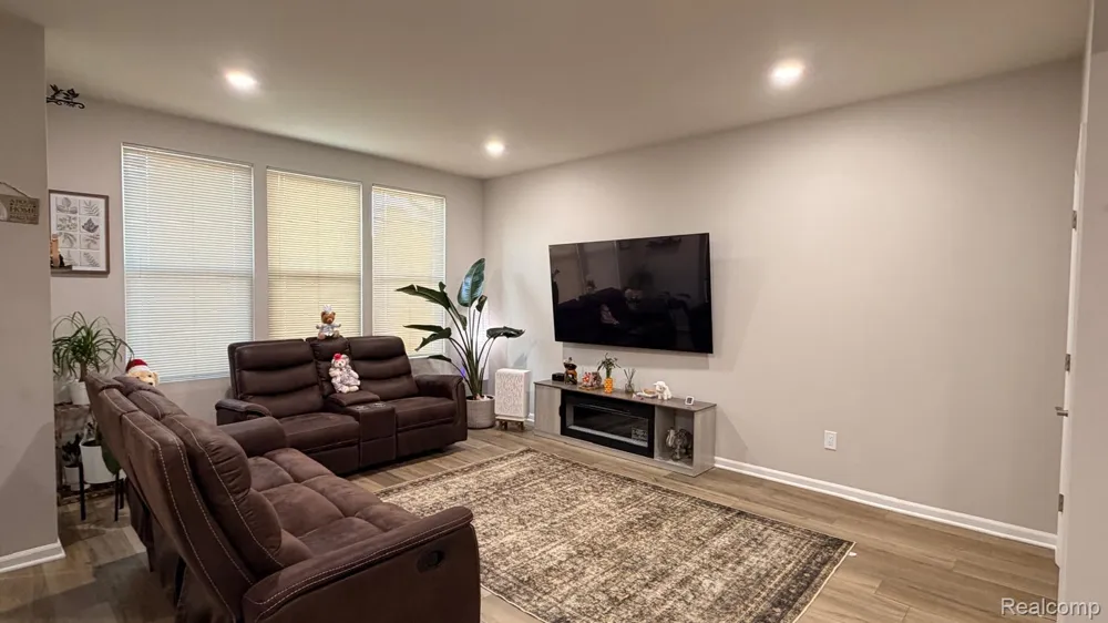 1360 Addison Circle Commerce Charter Township, MI 48390