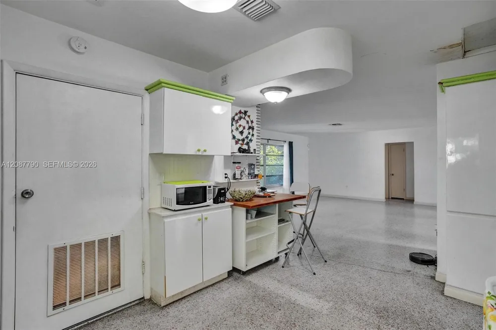 18500 NE 23rd Ct Miami, FL 33180