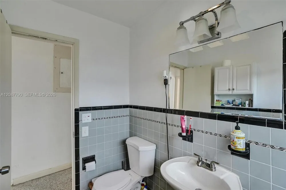 18500 NE 23rd Ct Miami, FL 33180