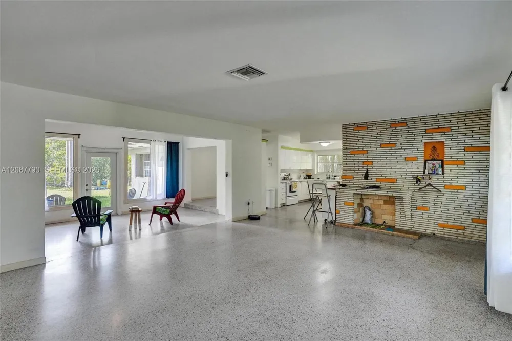 18500 NE 23rd Ct Miami, FL 33180