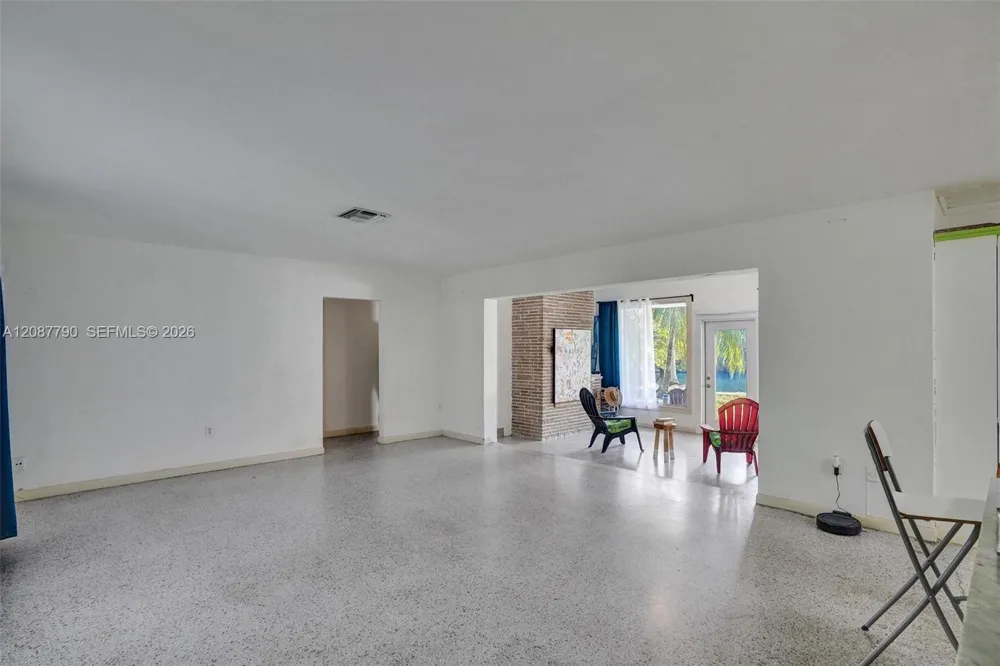 18500 NE 23rd Ct Miami, FL 33180