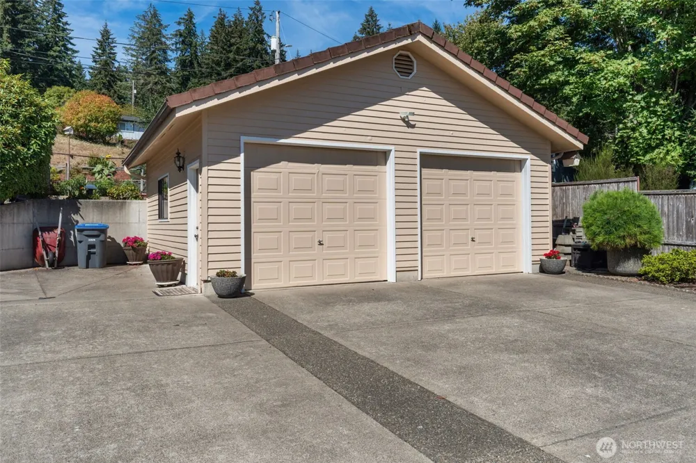 561 E Rauschert Road Grapeview, WA 98546