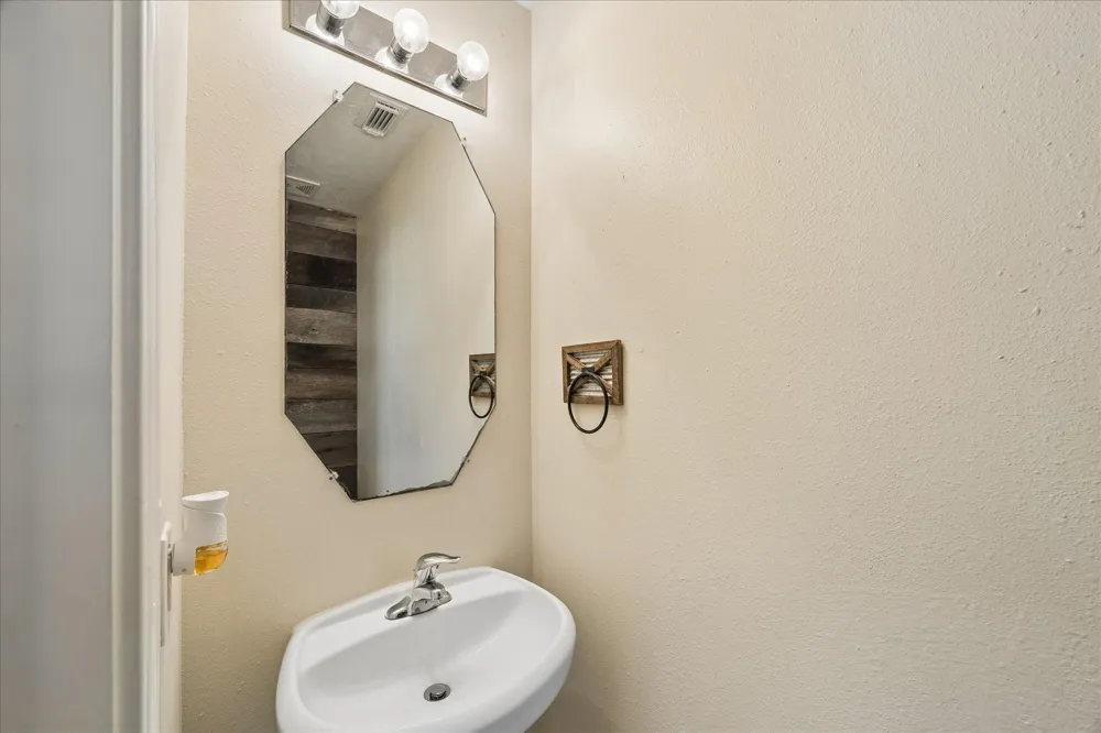 341 Capella Oaks Lane Dickinson, TX 77539