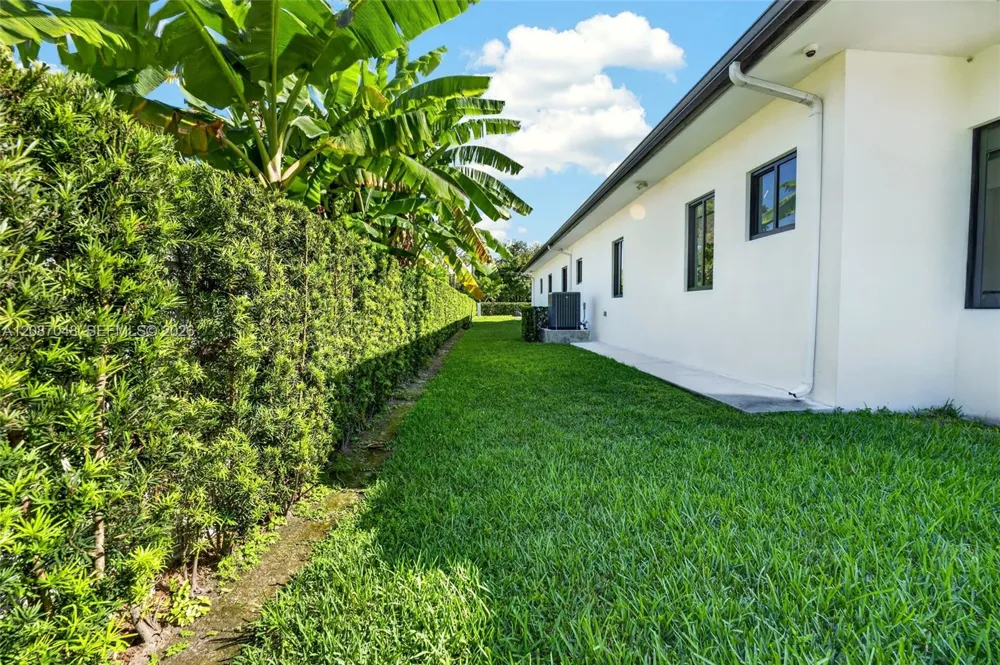 11681 SW 93rd St Miami, FL 33176