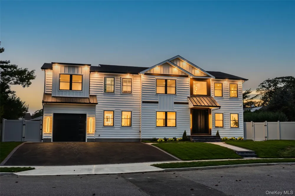 712 Bach Court Westbury, NY 11590