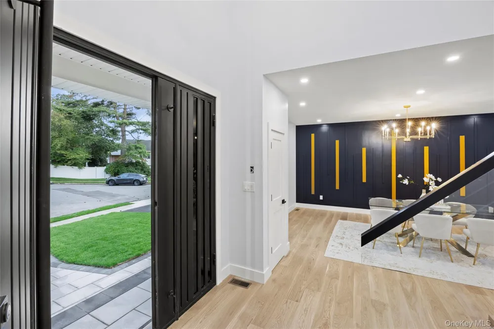 712 Bach Court Westbury, NY 11590