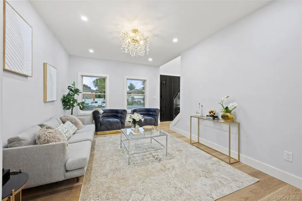 712 Bach Court Westbury, NY 11590