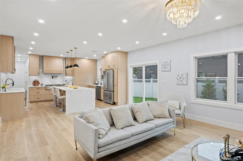 712 Bach Court Westbury, NY 11590