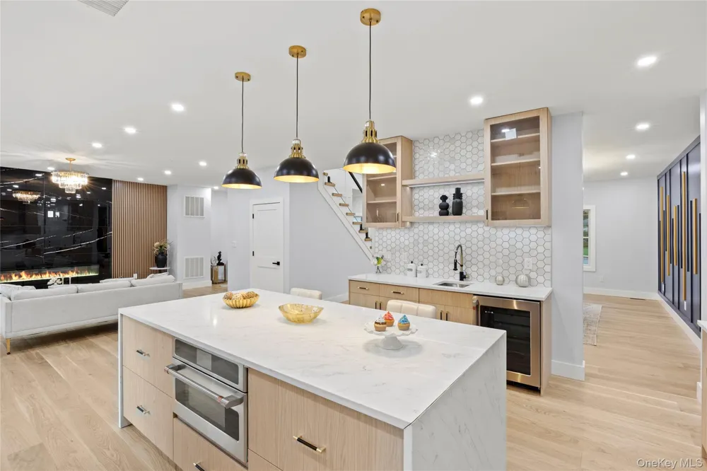 712 Bach Court Westbury, NY 11590