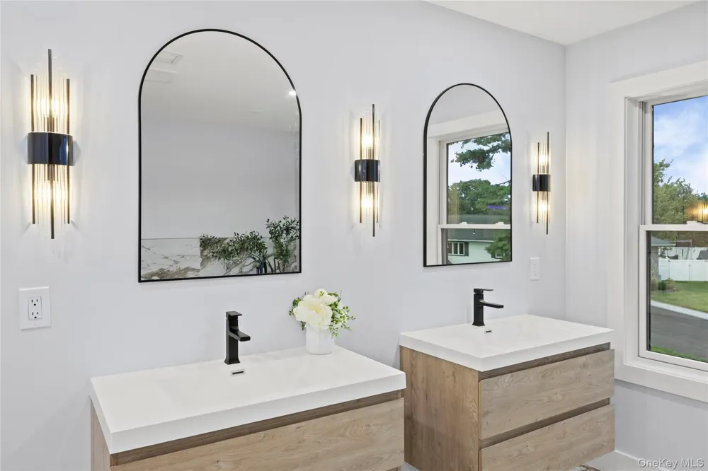 712 Bach Court Westbury, NY 11590