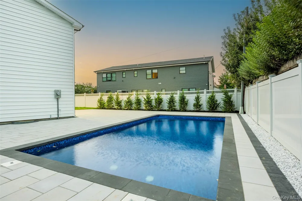 712 Bach Court Westbury, NY 11590