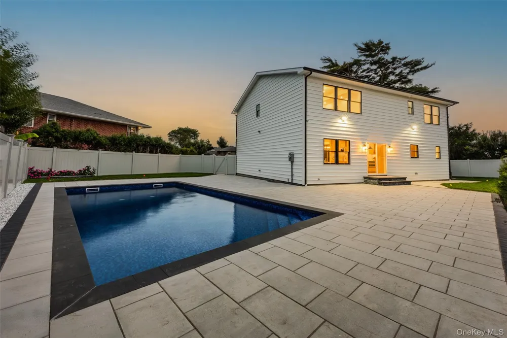 712 Bach Court Westbury, NY 11590
