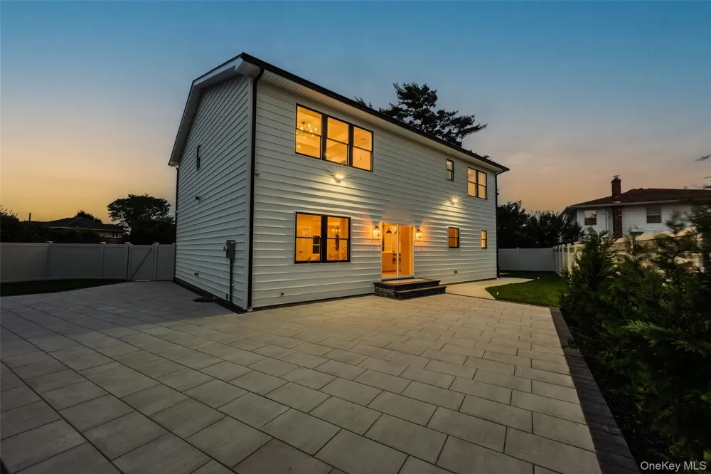 712 Bach Court Westbury, NY 11590