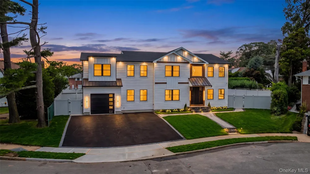 712 Bach Court Westbury, NY 11590