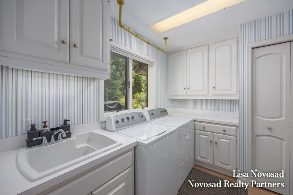 3589 Charlevoix Drive SE Grand Rapids, MI 49546