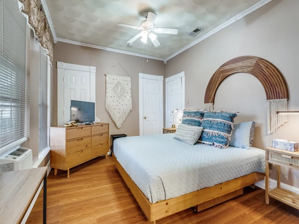1002 W Pearl Street Granbury, TX 76048