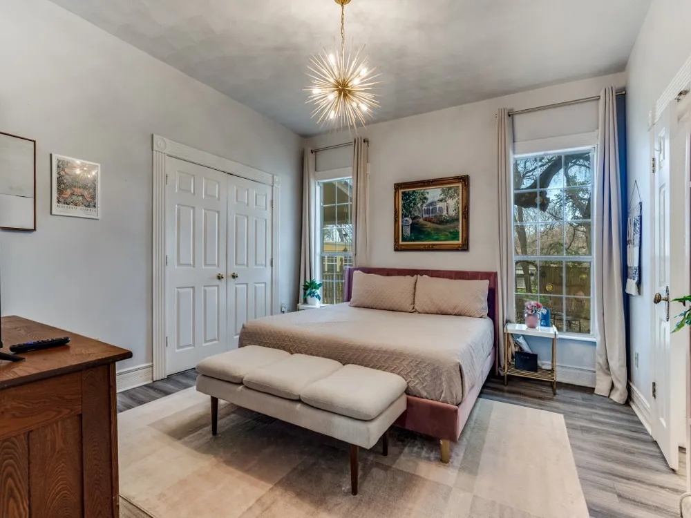 1002 W Pearl Street Granbury, TX 76048
