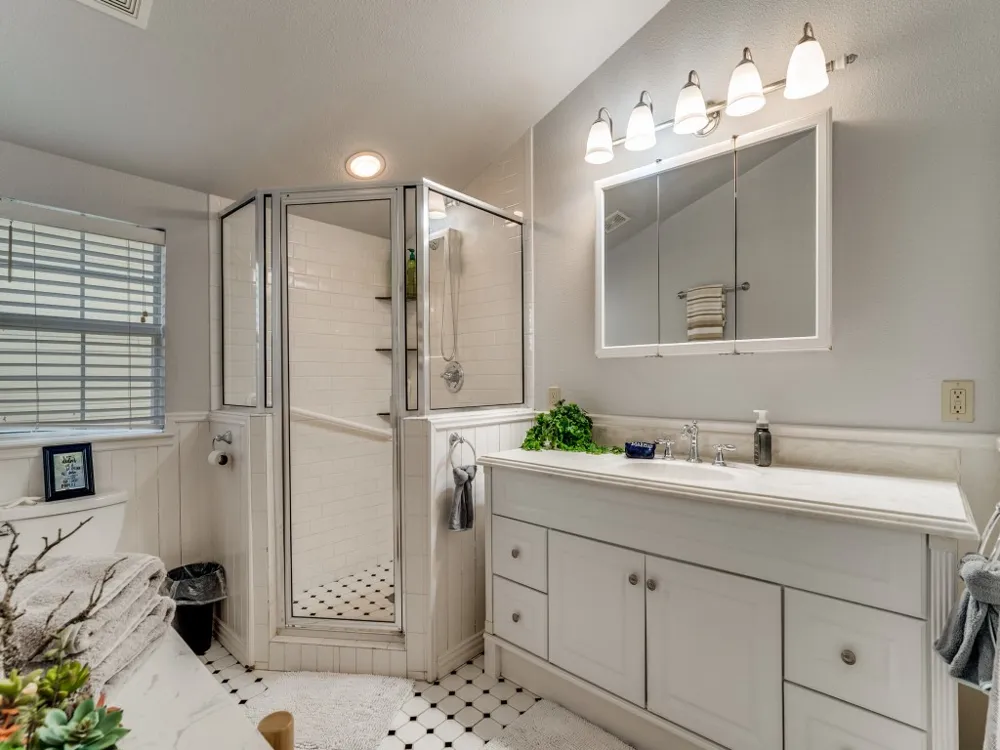 1002 W Pearl Street Granbury, TX 76048