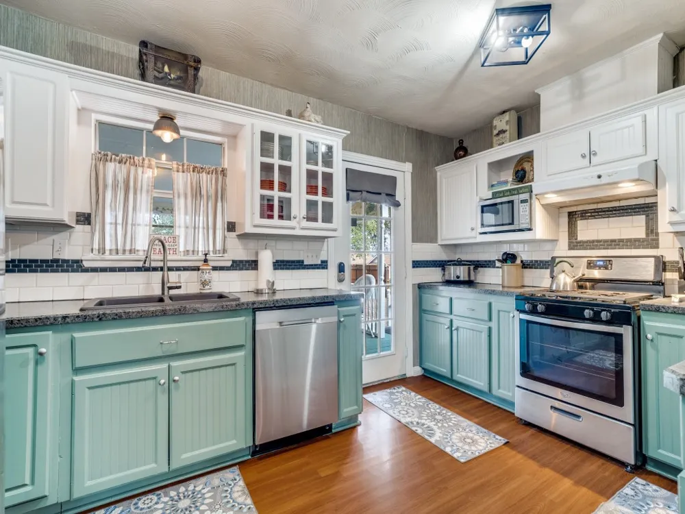 1002 W Pearl Street Granbury, TX 76048