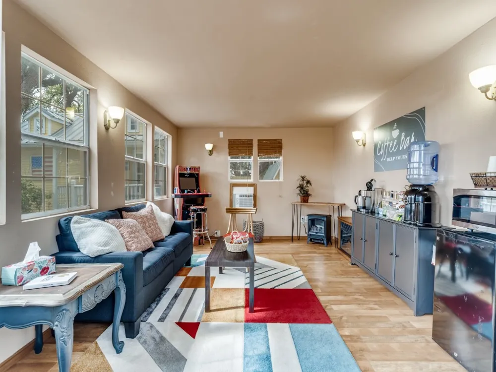 1002 W Pearl Street Granbury, TX 76048