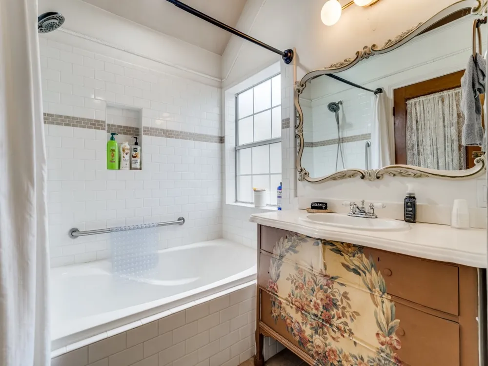 1002 W Pearl Street Granbury, TX 76048